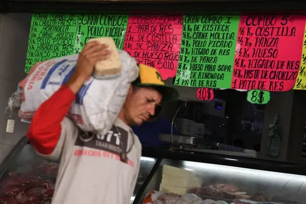 Una carnicería lista los precios en dólares estadounidenses en el barrio de Petare de Caracas, Venezuela.