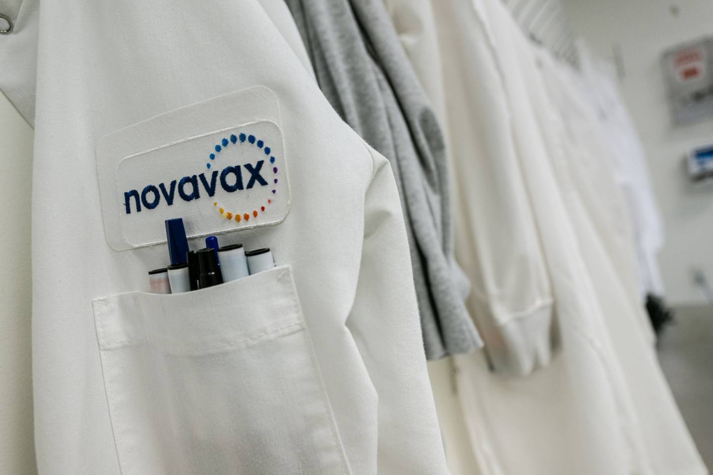 Un logotipo de Novavax en una bata de laboratorio en las instalaciones de la empresa en Gaithersburg, Maryland, Estados Unidos, el miércoles 18 de mayo de 2022.