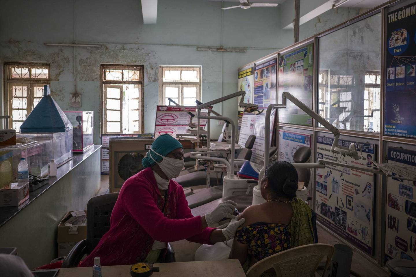 Un trabajador sanitario administra una dosis de la vacuna Covid-19 en un centro de salud de Amravati, India, el 1 de diciembre. Fotógrafo: Anindito Mukherjee/Bloombergdfd