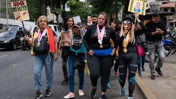 Docentes venezolanos, hartos de pésimos salarios, mantienen protestas contra Madurodfd