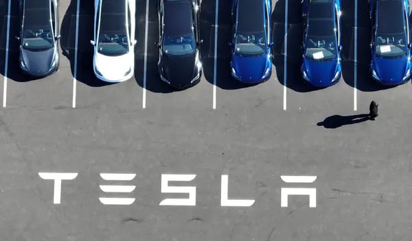 En una vista aérea, los nuevos coches de Tesla se sientan en un estacionamiento en la fábrica de Tesla el 19 de octubre de 2022 en Fremont, California.