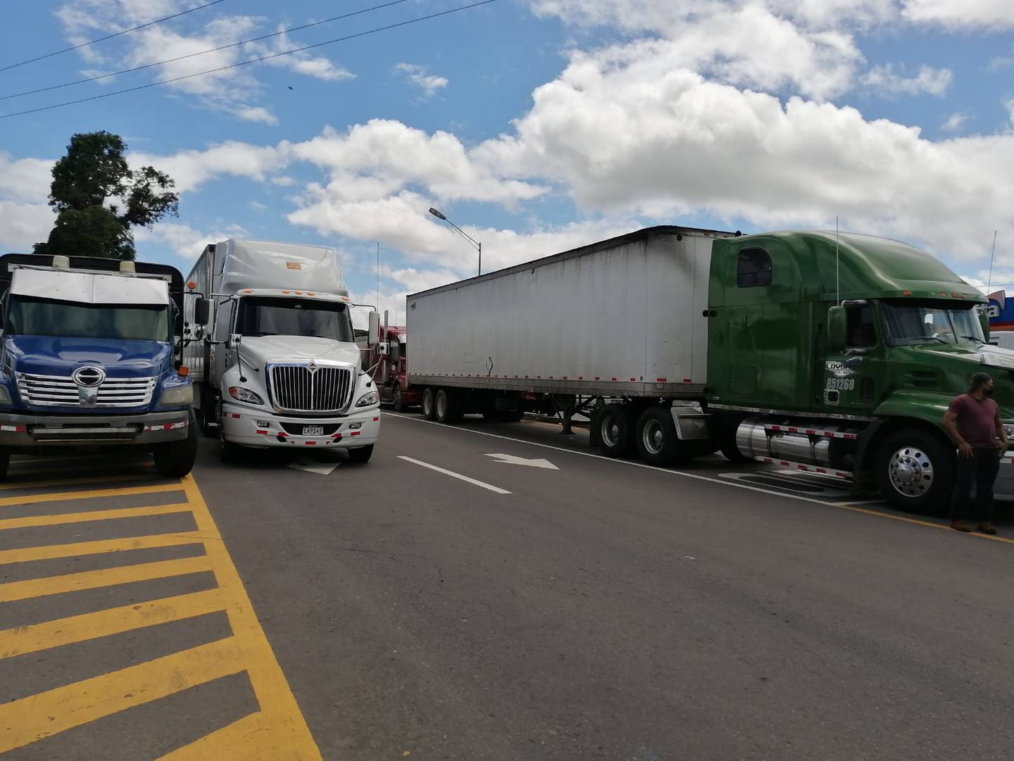 Camioneros y productores se tomaron las calles del interior del país.