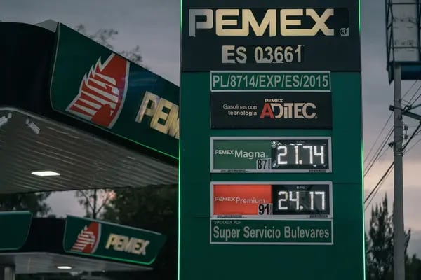 Precios de la gasolina y diésel en una estación gasolinera con la marca de Petróleos Mexicanos (PEMEX)  en Naucalpan, Estado de México.