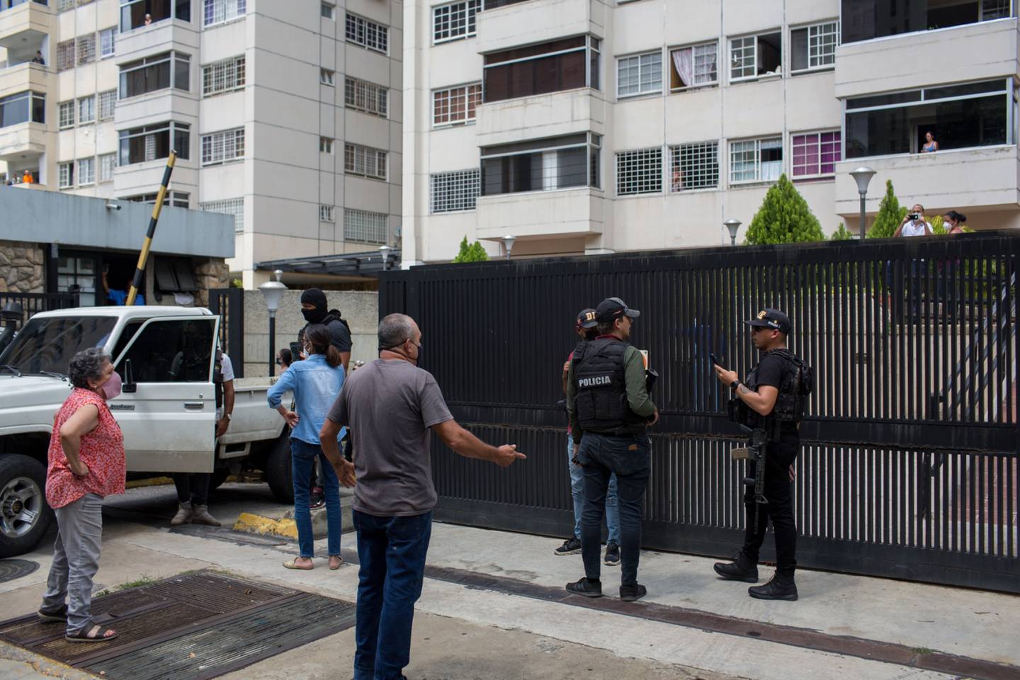 Miembros de las fuerzas de seguridad de Venezuela, derecha, frente a la casa de Juan Guaidó en Caracas, 12 de julio.dfd