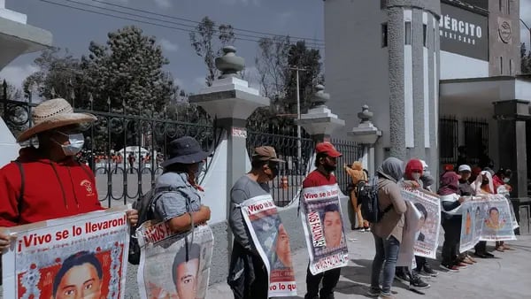 Ayotzinapa 8 años: sube exigencia de investigar al Ejército hoy cobijado por AMLOdfd