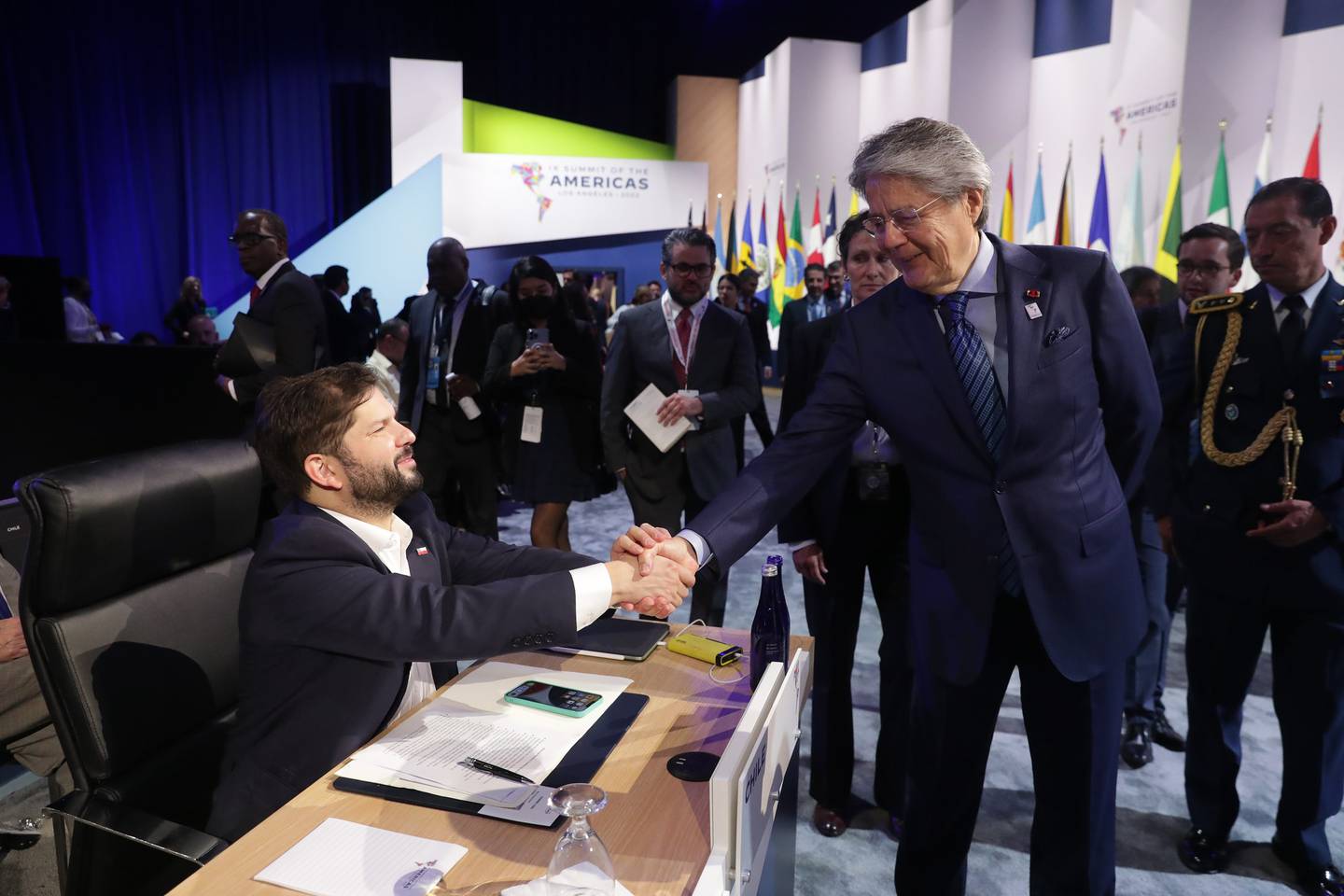 El presidente de Ecuador, Guillermo Lasso, saludó con el presidente de Chile, Gabriel Boric, en la Cumbre de las Américas.
