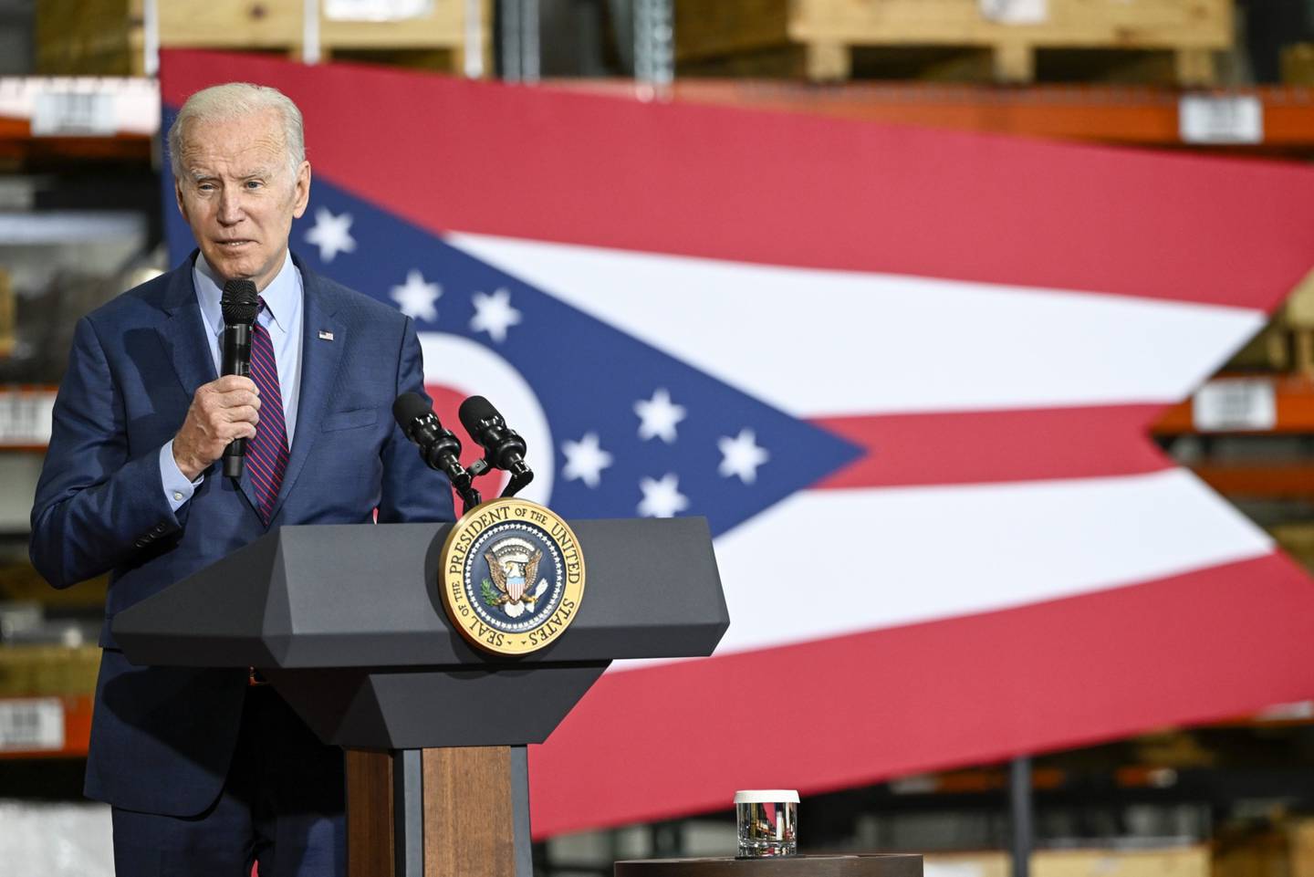 El presidente de Estados Unidos, Joe Biden, en la planta de fabricación de United Performance Metals en Hamilton, Ohio, Estados Unidos, el viernes 6 de mayo de 2022.