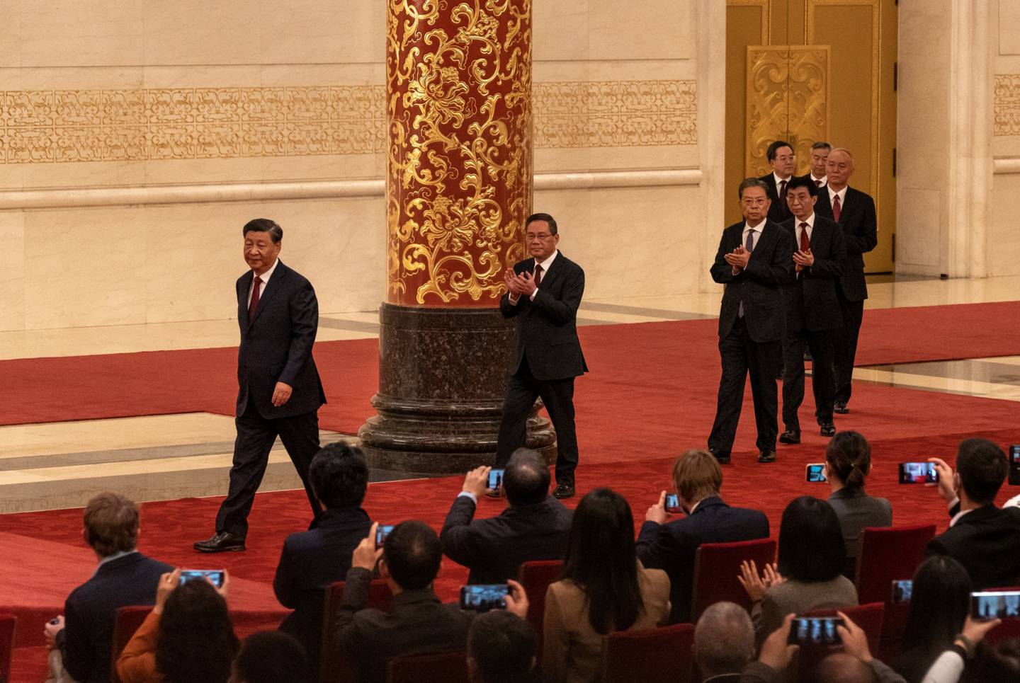 Xi con los nuevos miembros del Comité Permanente del Buró Político del Comité Central del Partido Comunista de China
dfd