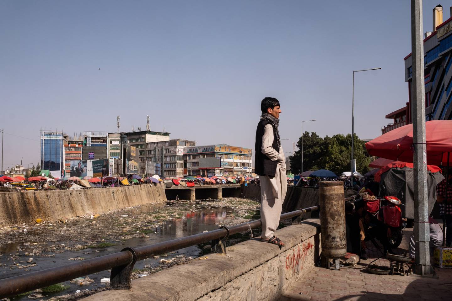 Un hombre a la vera del río Kabul.