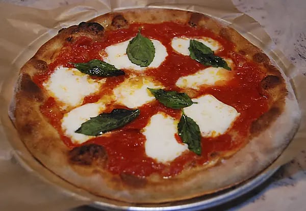 Una pizza de tomate, mozzarella de búfala y albahaca en el ABC Kitchen de Nueva York. El restaurante Jean-Georges está situado en el 35 East 18th Street de Manhattan.