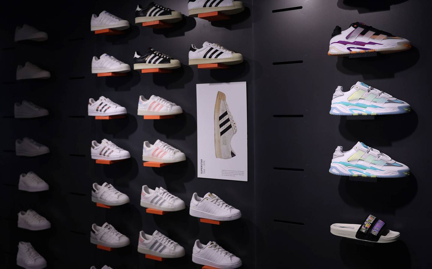 Zapatos Adidas no se están vendiendo y la baja demanda afectando las ganancias