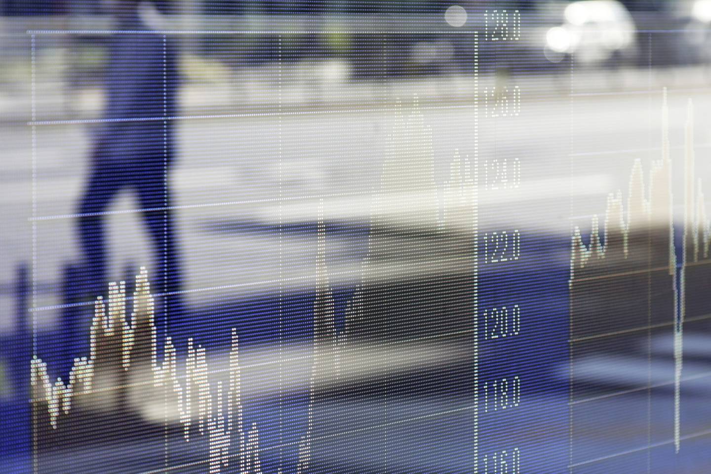 Un gráfico se muestra en un tablero electrónico fuera de una empresa de valores en Tokio, Japón.