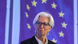 Lagarde se une a miembros del BCE, sugiere que alza de tasas podría llegar en Julio