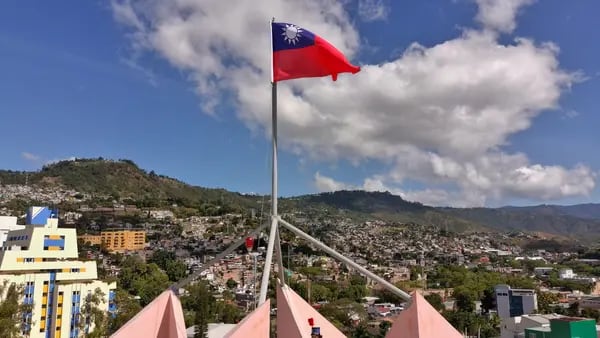 Una bandera de Taiwán izada en Tegucigalpa, la capital de Honduras, el 1 de enero de 2023