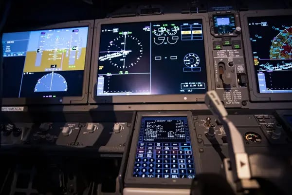Una unidad de control con pantalla táctil en la cabina de un avión 737-9 de Boeing Co., durante un recorrido del programa ecoDemonstrator en el Aeropuerto Nacional Ronald Reagan (DCA), en Arlington, Virginia, EE.UU., el miércoles 28 de julio de 2021.