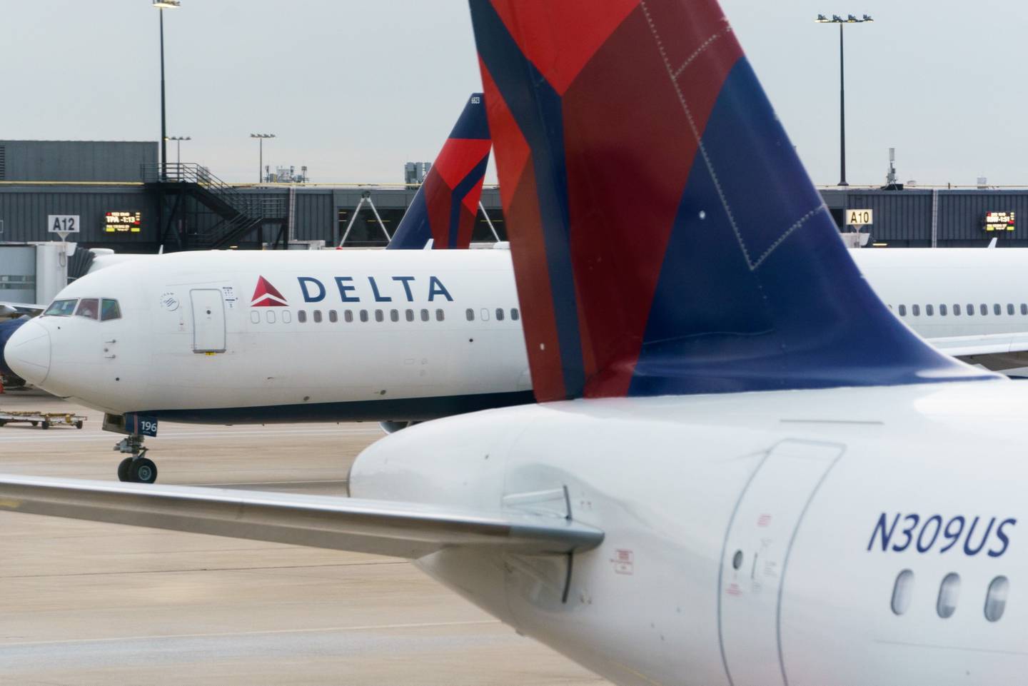 Aviones de Delta Air Lines en el Aeropuerto Internacional Hartsfield-Jackson de Atlanta (ATL) en Atlanta, Georgia, Estados Unidos
