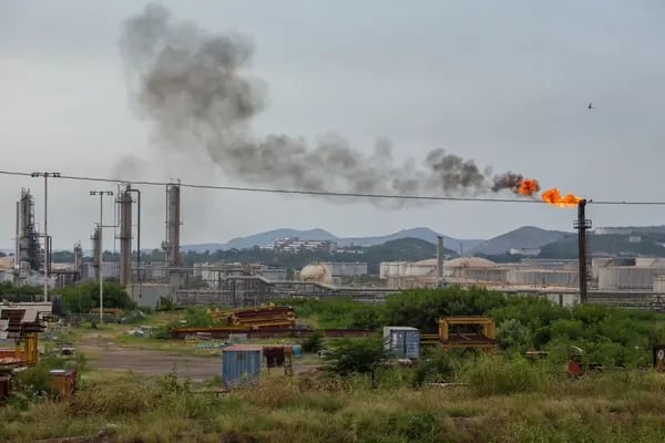 Quema en la refinería de Puerto La Cruz en el oriente de Venezuela.