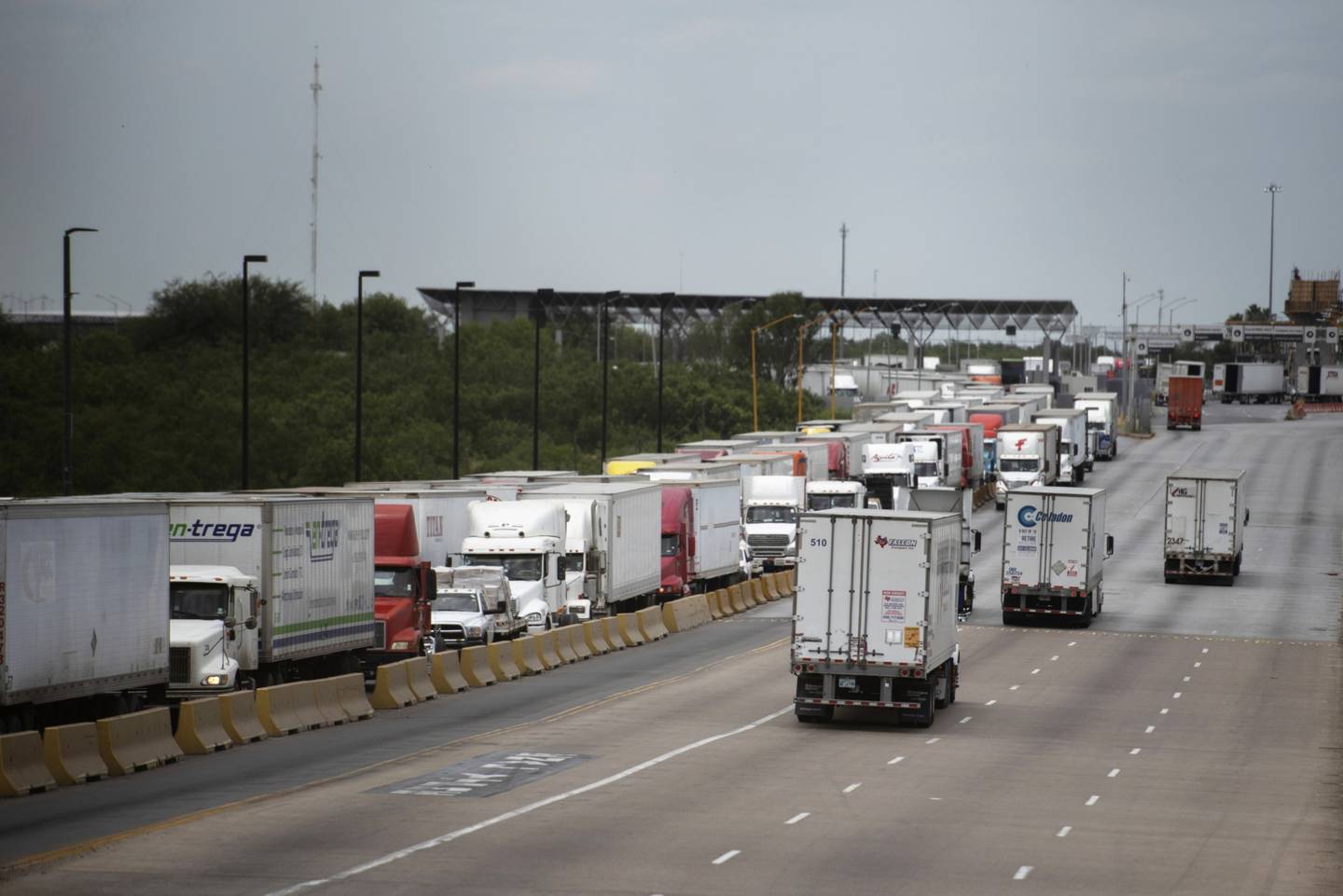 Camiones viajan a través del Puente Internacional del Comercio Mundial en Laredo, Texas, Estados Unidos, el lunes 10 de junio de 2019.