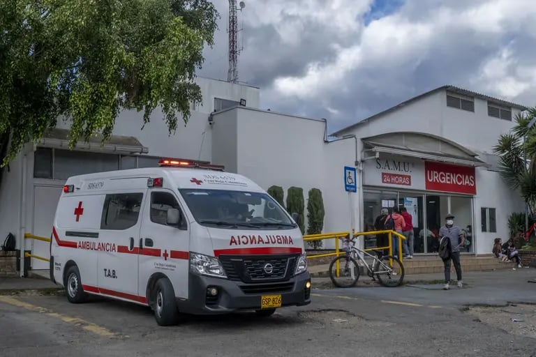 Ambulancia frente a un hospital de Bogotá, donde el presidente Gustavo Petro busca expandir el rol del Estado en el sistema de salud.dfd