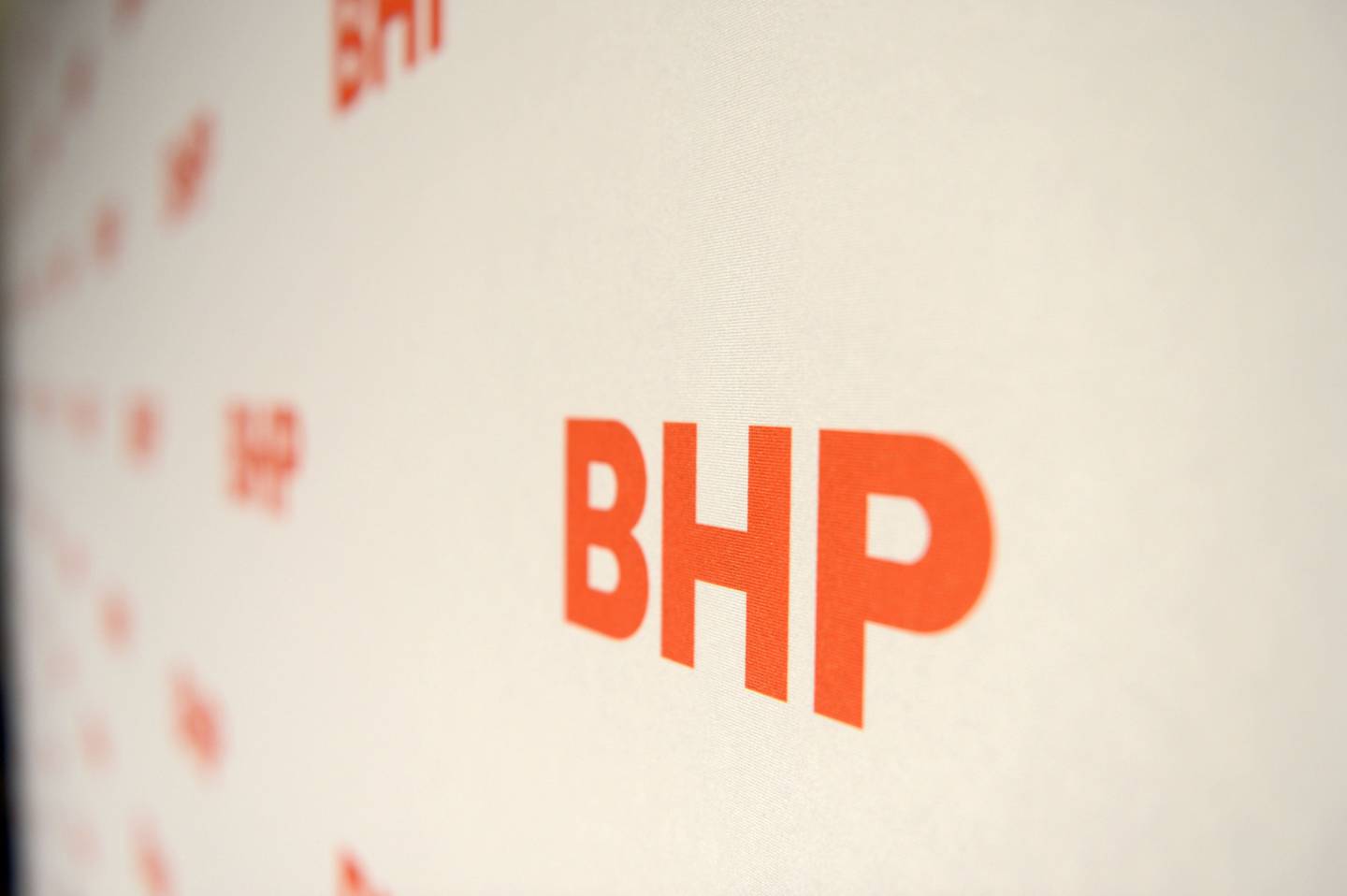 Logo de la empresa minera BHP Billiton Ltd. en un encuentro anual de la compañía en Melbourne, Australia, el 16 de noviembre de 2017. Fotógrafa: Carla Gottgens/Bloomberg