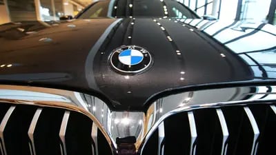 Un BMW 318D en una sala de exposiciones de BMW AG en Berlín, Alemania, el jueves 19 de agosto de 2021. Los fabricantes de automóviles se beneficiarán del aumento de los precios de los vehículos en Europa debido a los cuellos de botella en el suministro de semiconductores y otros materiales, según la aseguradora de crédito Euler Hermes.