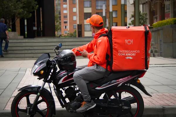 Motociclista que faz entregas para o Rappi: aplicativo espera crescer em delivery de restaurantes com acordo do iFood com o Cade