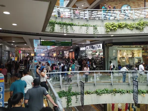 Compradores en un centro comercial en Caracas a propósito del Black Friday