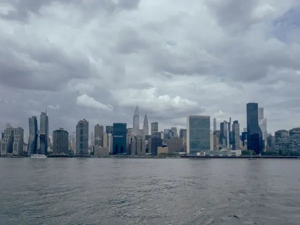 El horizonte de Manhattan a lo largo del East River en Nueva York, Estados Unidos, el miércoles 17 de agosto de 2022.
