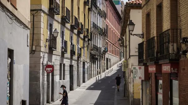 España evalúa impuesto a bancos como respuesta a crisis del costo de vidadfd