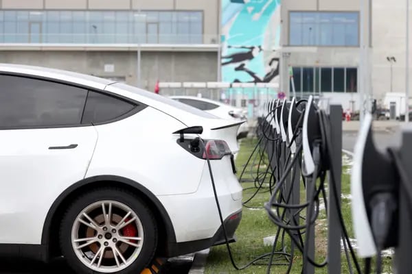 Un vehículo eléctrico Tesla Modelo Y cargándose en un aparcamiento de la Gigafábrica de Tesla Inc. Gigafactory en Gruenheide, Alemania, el sábado 21 de enero de 2023.