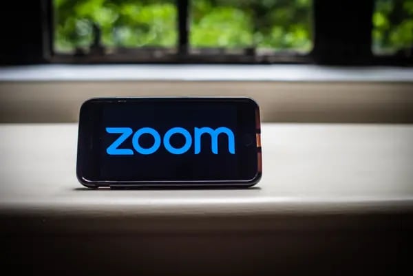 El logotipo de Zoom Video Communications Inc. en un smartphone arreglado en Dobbs Ferry, Nueva York, EE.UU., el sábado 29 de mayo de 2021.