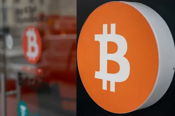 Bitcoin vuelve a superar los US$70.000 tras caer por las salidas de los ETF
