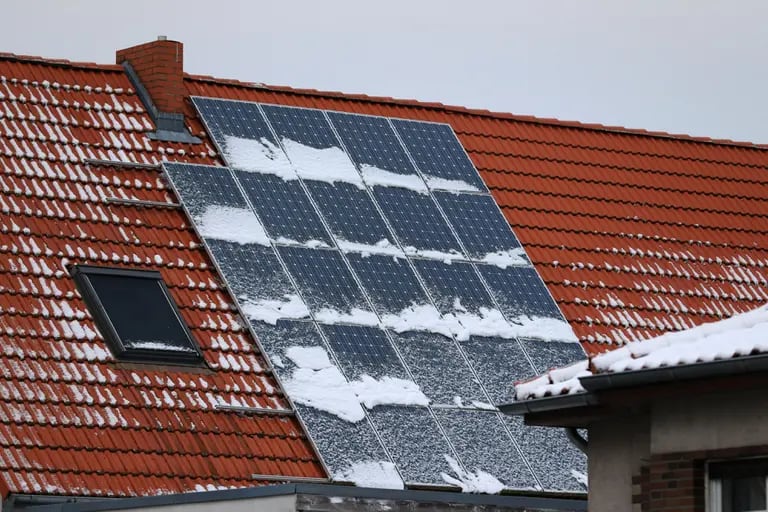 Snow on solar panels on the roof of a house in Berlin, Germany, on Nov. 21, 2022.  Photographer: Krisztian Bocsi/Bloombergdfd