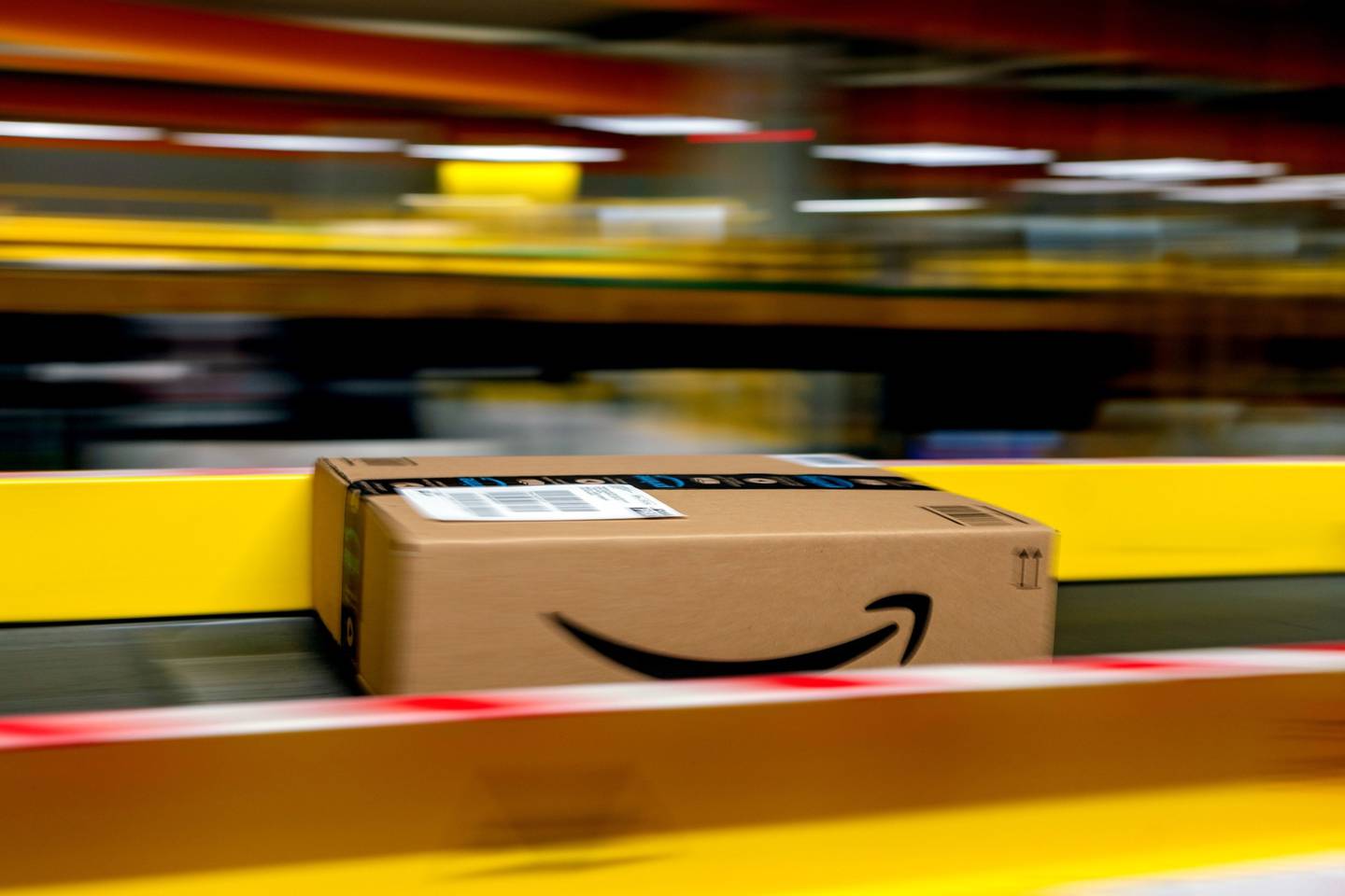Un paquete de Amazon Prime pasa por una cinta transportadora.