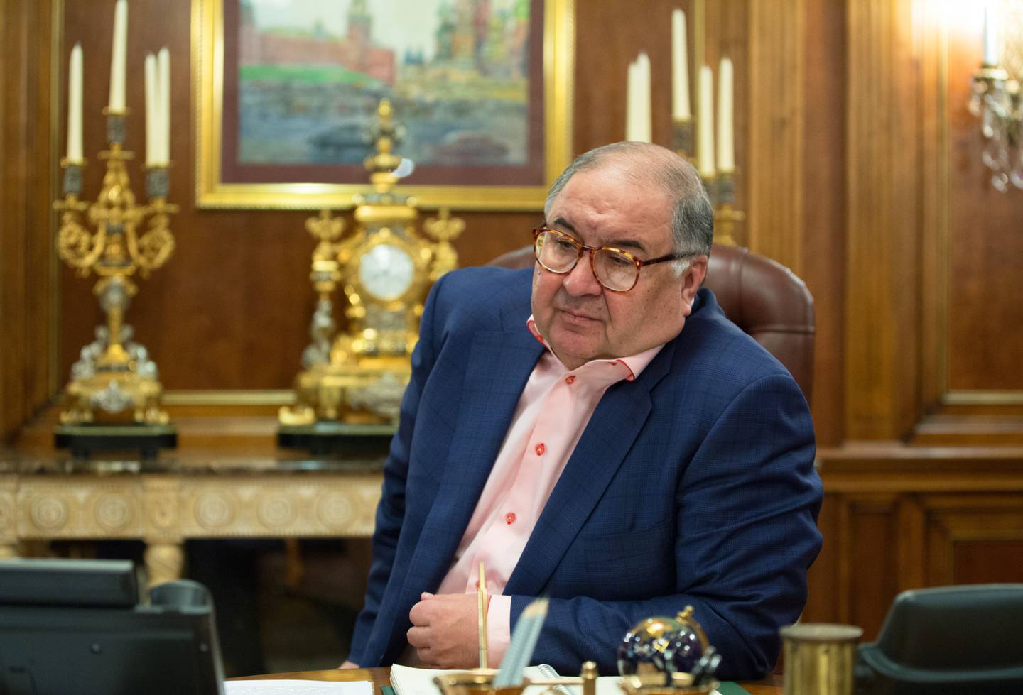 O bilionário russo Alisher Usmanov em seu escritório em Moscou