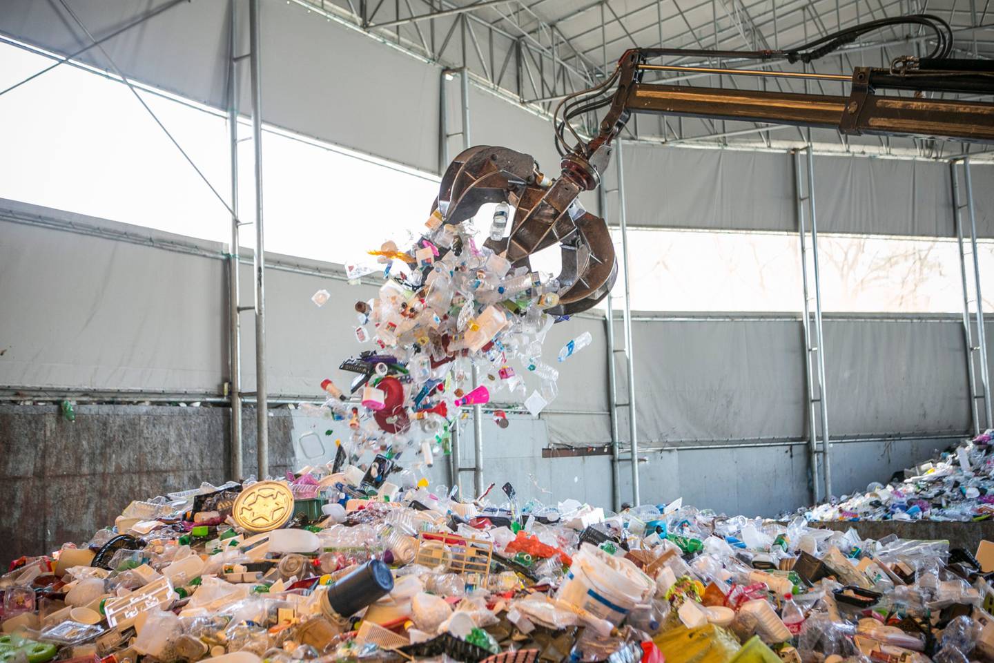 Una garra de grúa descarga residuos de plástico en una pila en un centro de reciclaje en Yongin, Corea del Sur, el miércoles 11 de abril de 2018. Fotógrafo: Jean Chung/Bloomberg