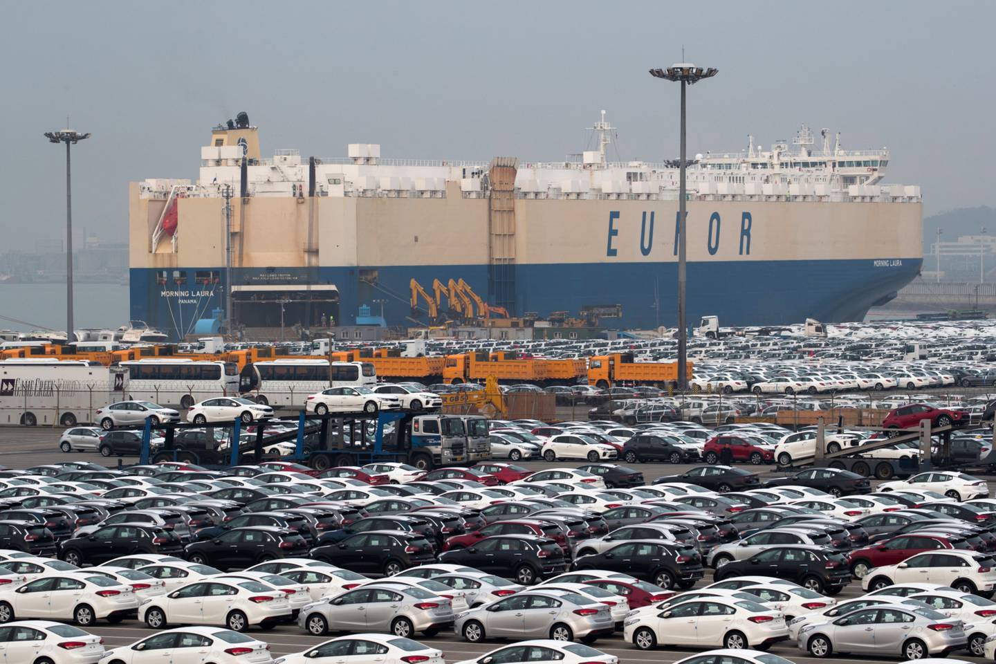 Los vehículos de Kia Motors Corp. con destino a la exportación esperan ser enviados mientras el buque de carga de vehículos roll-on/roll-off (RORO) de Eukor Car Carriers Inc. atraca en el puerto de Pyeongtaek en Pyeongtaek, Corea del Sur, el lunes 22 de enero de 2018.