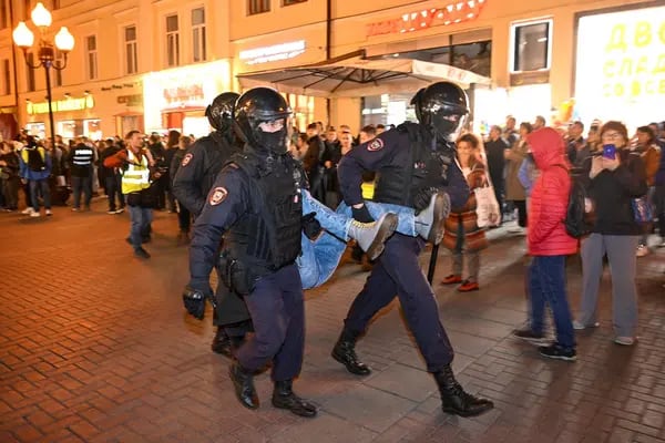 Oficiales de policía detienen a un manifestante en Moscú