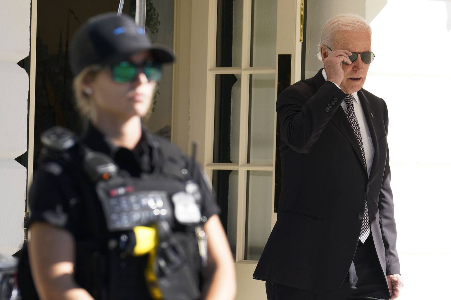El presidente de EE.UU., Joe Biden, camina por el jardín sur de la Casa Blanca antes de subir al Marine One en Washington, DC, EE.UU., el jueves 6 de octubre de 2022.