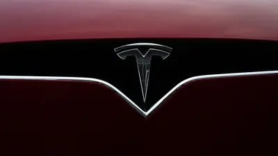Un logotipo se muestra en un vehículo eléctrico Tesla Inc. cargando en la estación Tesla Supercharger en Fremont, California, EE.UU., el lunes 20 de julio de 2020. Fotógrafa: Nina Riggio/Bloomberg