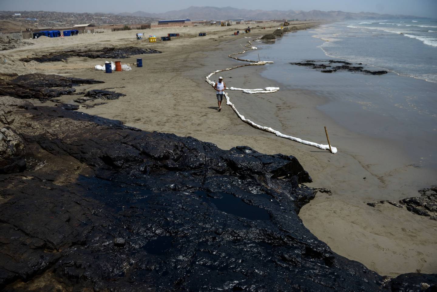 Repsol Perú dice que espera terminar de limpiar el mar hacia el 15 de febrero.dfd