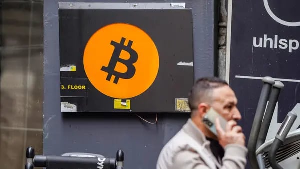 Bitcoin amplia rali e supera os US$ 72 mil em nova máxima históricadfd