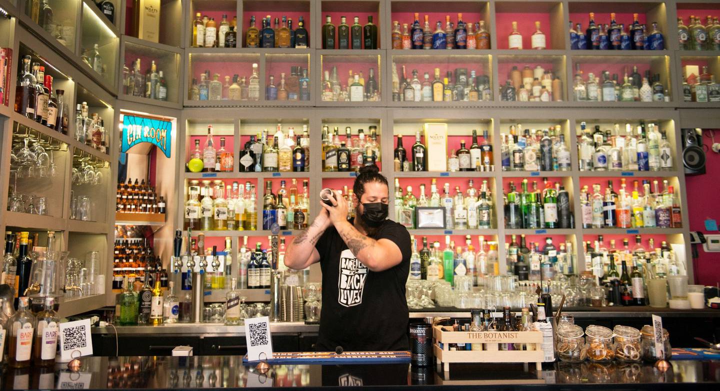 Un bartender mezcla bebidas en un restaurante de St. Louis, Missouri.