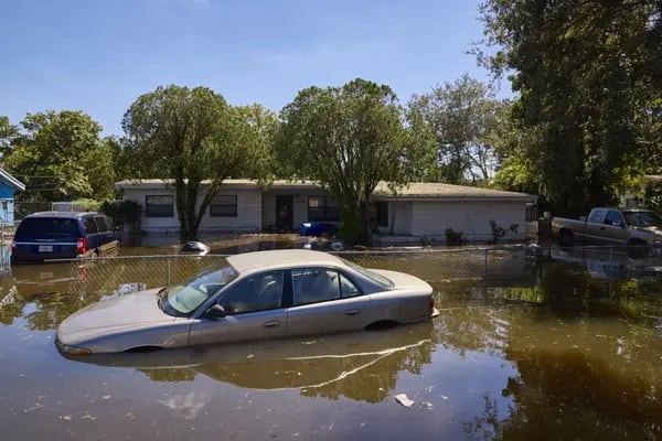Casas y vehículos sumergidos en el agua en un barrio inundado tras el paso del huracán Ian en Orlando, Florida, EE.UU., el viernes 30 de septiembre de 2022.