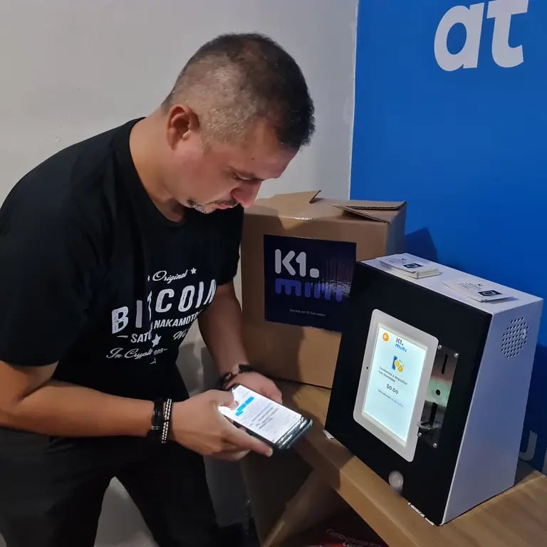 Will Hernández, de Paxful, prueba el cajero bitcoin K1 Mini.dfd