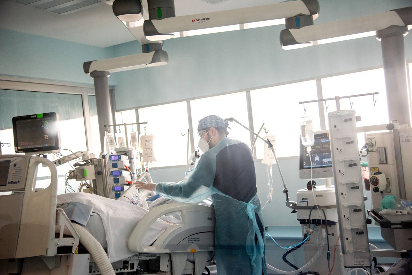 Un trabajador de la salud revisa a un paciente de Covid-19 en el Hospital de Emergencias Posta Central en Santiago, Chile, el martes 22 de junio de 2021.