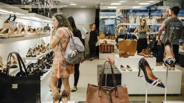 Retomada de shoppings contrasta com crise de varejistas na economia e na bolsadfd
