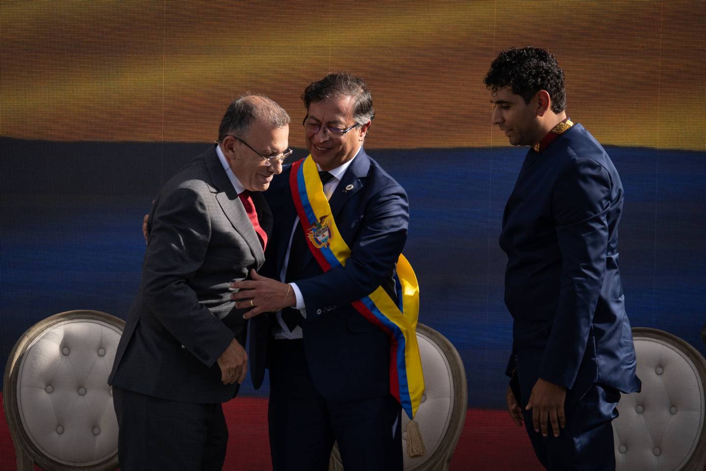 Gustavo Petro, presidente de Colombia, en el centro, abraza al presidente del Senado, Roy Barreras, durante una ceremonia de investidura en la Plaza Bolívar de Bogotá, Colombia, el domingo 7 de agosto de 2022.