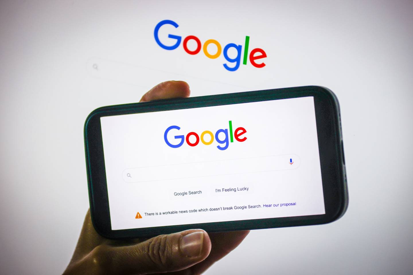 El logo de Google en la página de inicio de la compañía, dispuesto en un iPhone y un ordenador de sobremesa en Sidney, Australia, el viernes 22 de enero de 2021.
