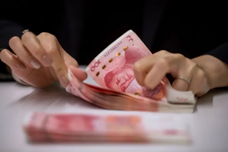 Un empleado cuenta billetes chinos de cien yuanes en la sede del Hang Seng Bank Ltd. en Hong Kong, China, el martes 16 de abril de 2019. Fotógrafo: Paul Yeung/Bloombergdfd